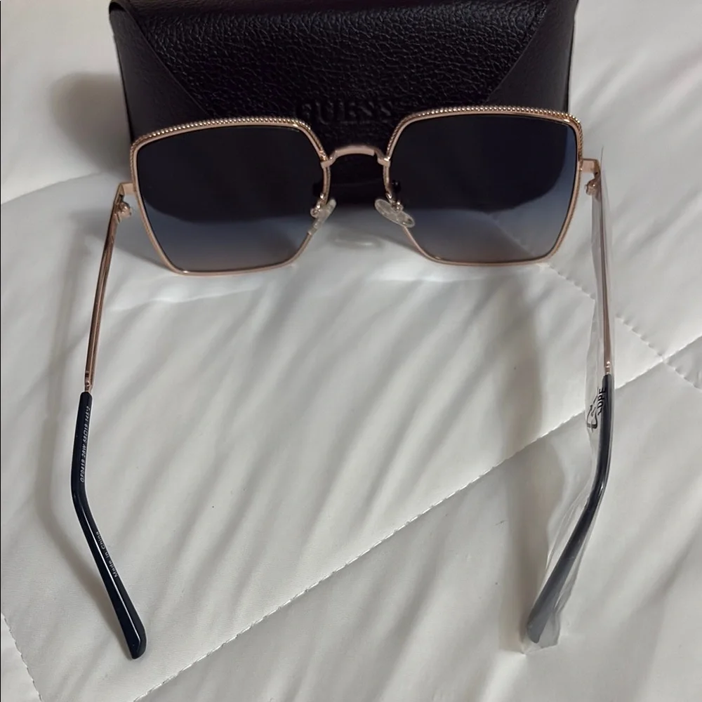 Guess Women's Sunglasses with Black and Gold Frame